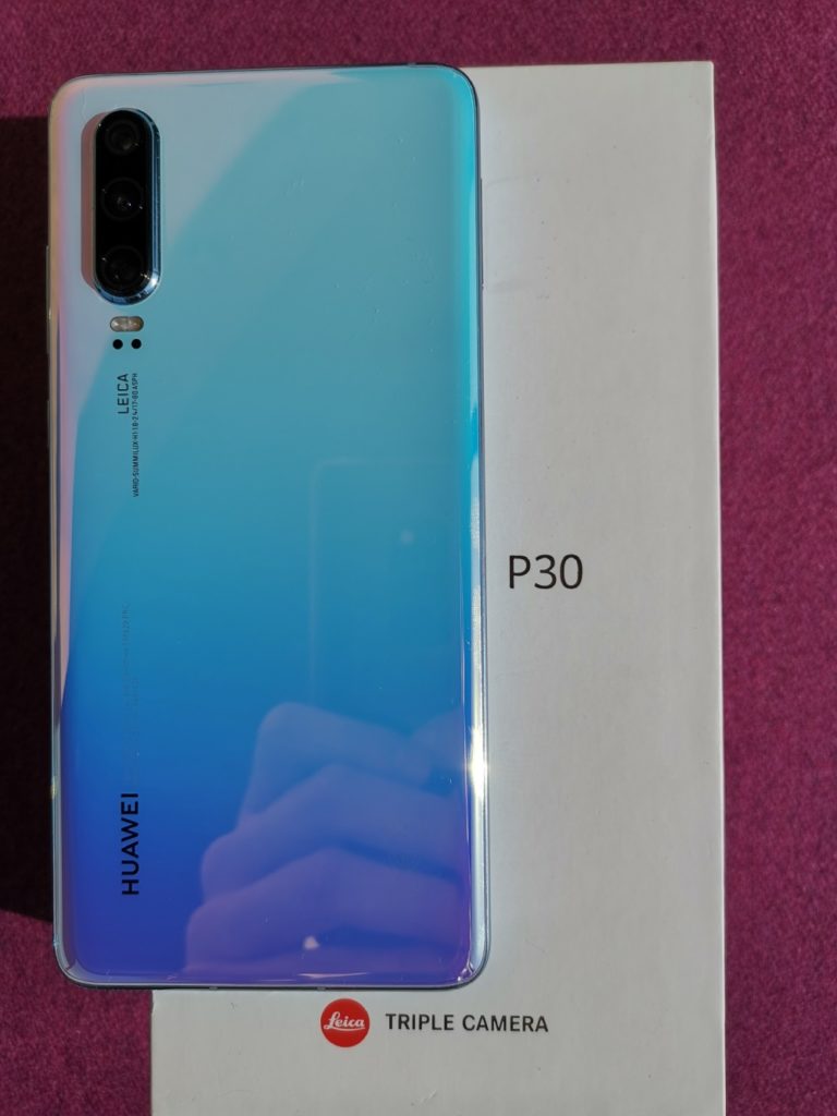 Huawei P30 smartfon na pudełku