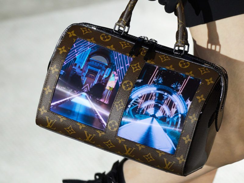 Louis Vuitton zaprezentował prototyp torebki z elastycznym wyświetlaczem. Jest elegancko.
