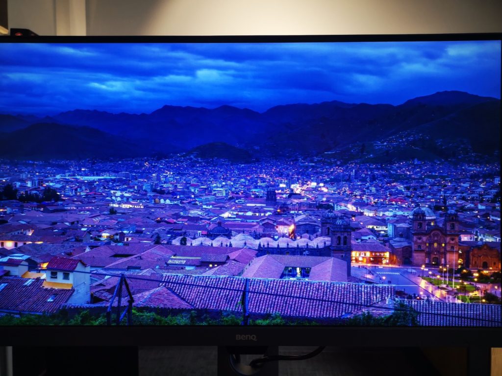 Monitor BenQ PD2700U obraz nocnego miasta
