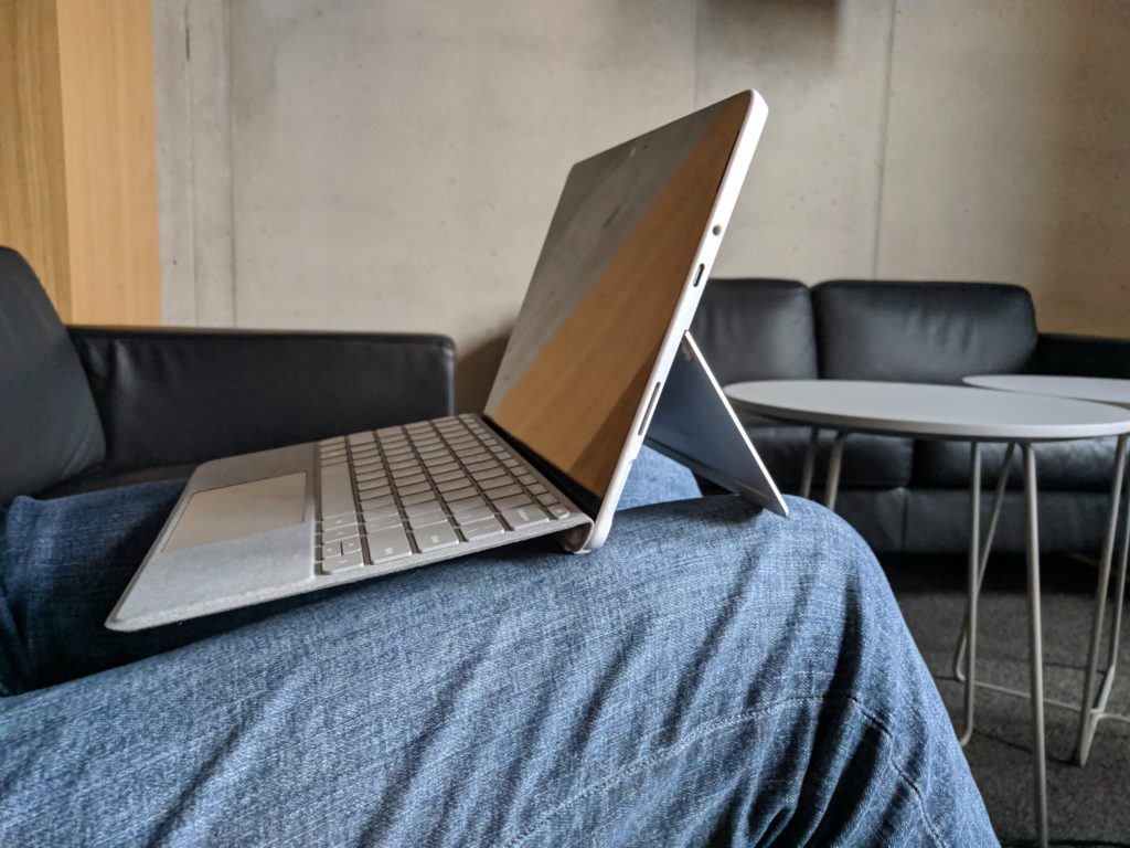 Microsoft Surface Go trzymanie tabletu na kolanach