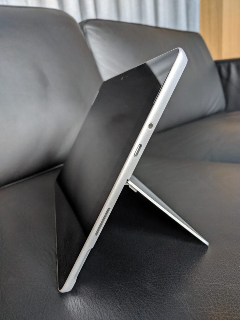 Microsoft Surface Go prawy bok tabletu