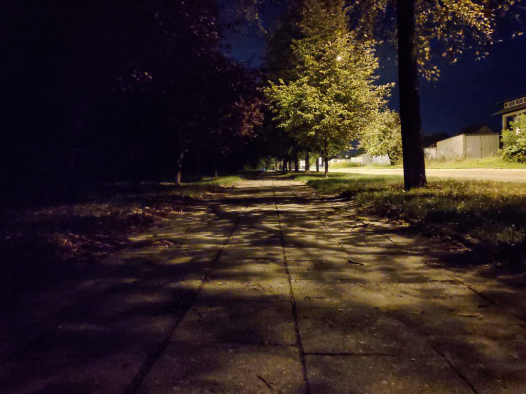 Asus Zenfone 6 zdjęcie nocne alejka w trybie nocnym główny aparat