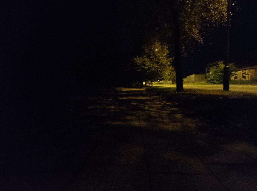 Asus Zenfone 6 zdjęcie nocne bez trybu nocnego obiektyw szerokokątny alejka