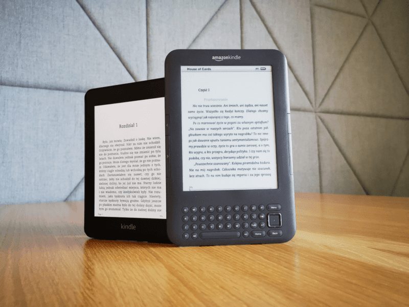 Kindle Paperwhite 4 – recenzja, porównanie z Kindle Keyboard. Jak zmieniły się czytniki e-booków na przestrzeni ośmiu lat?