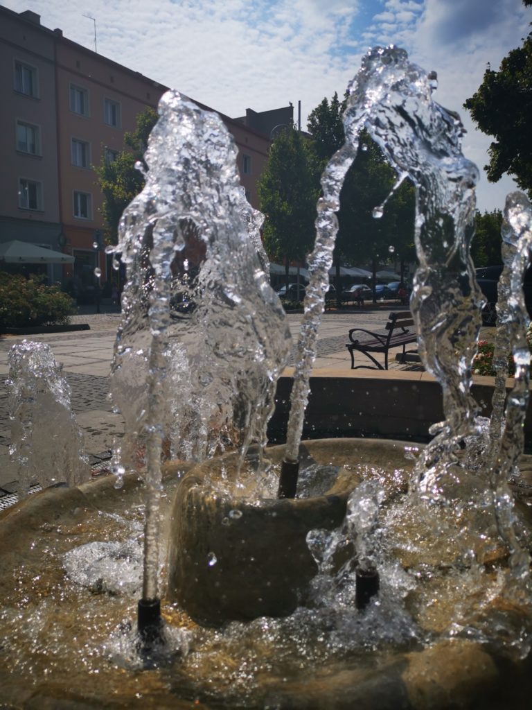 Huawei Mate 20x zdjęcie kropel wody z fontanny