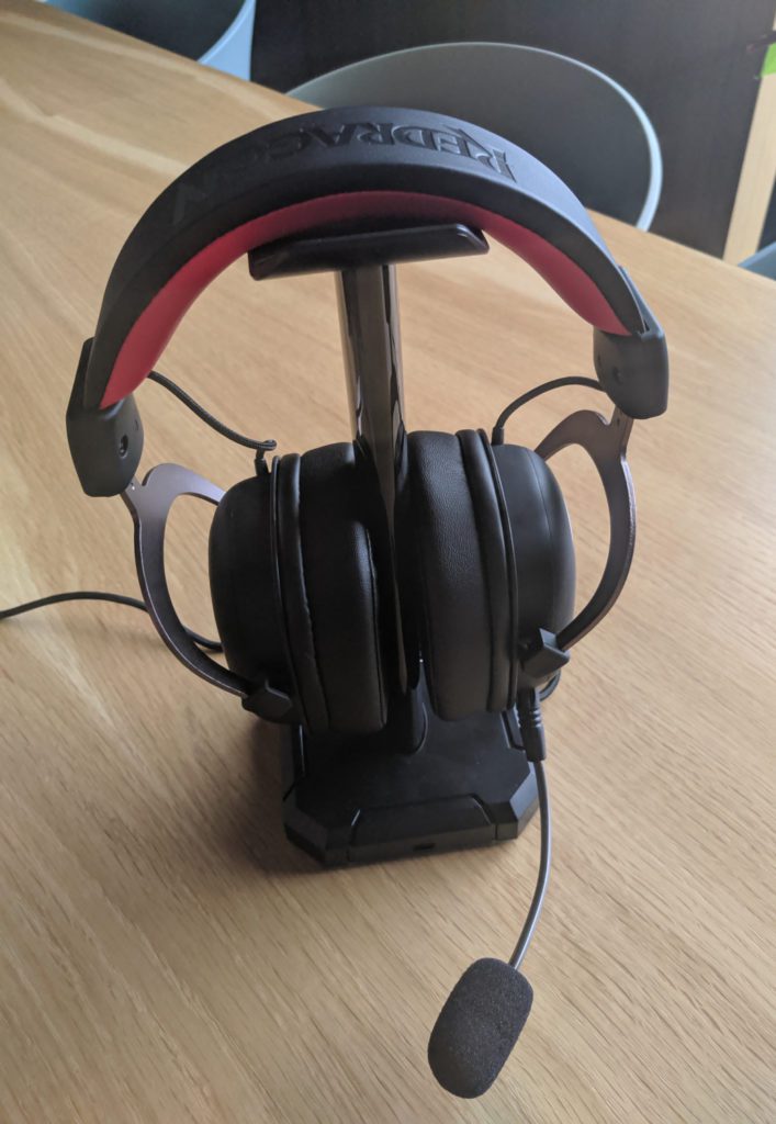 Redragon Scepter Pro stojak z nałożonymi słuchawkami