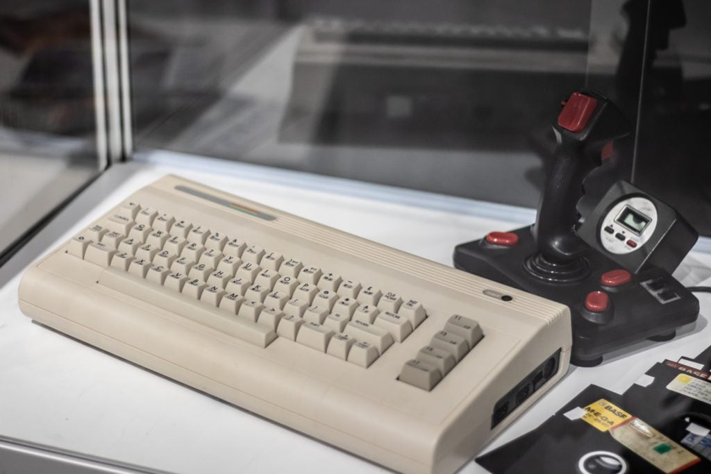 Commodore 64 komputer i joystick