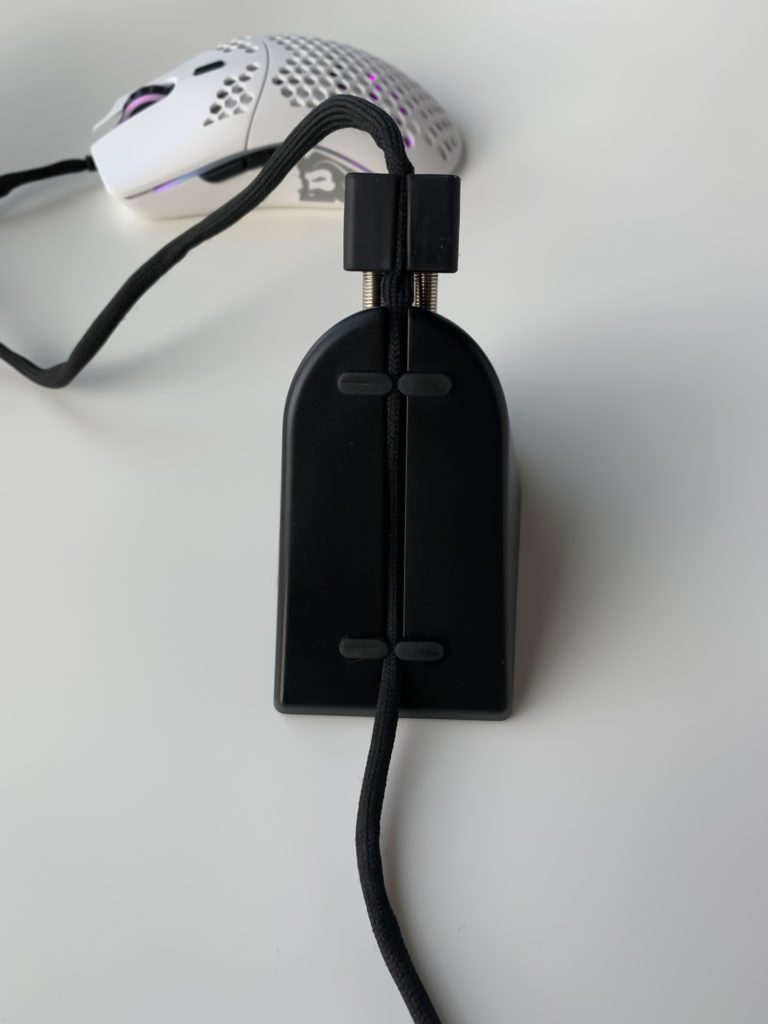 Kabel zamontowany w mouse bungee