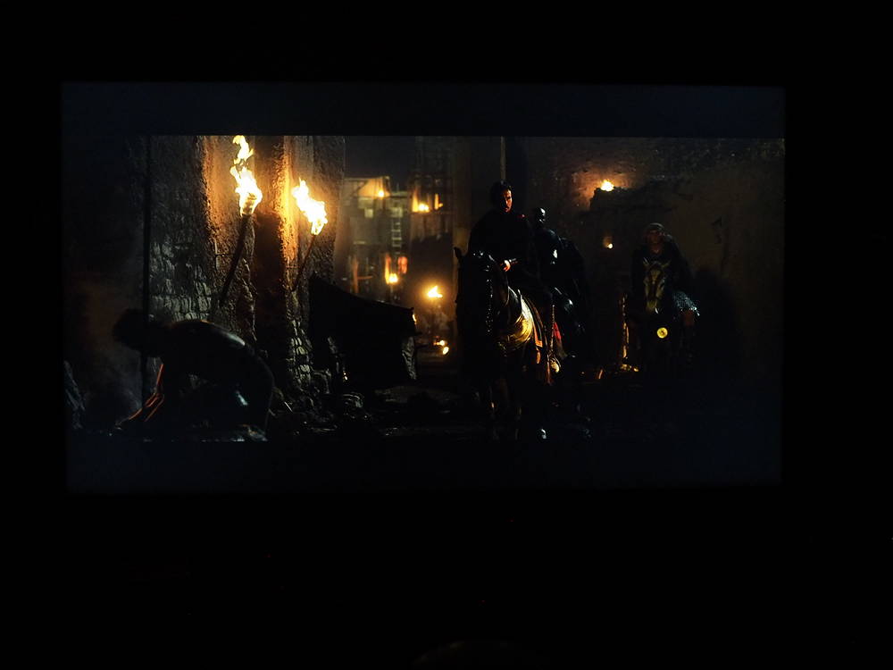 kadr z filmu exodus, który pokazuje, jak samsung 49ru8002 wyświetla obraz w zaciemnionych pomieszczeniach