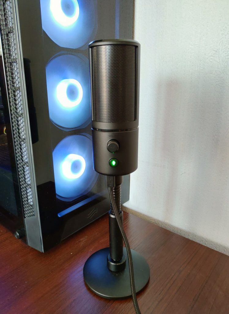Razer Seiren Emote Przód mikrofonu z podstawą przy komputerze