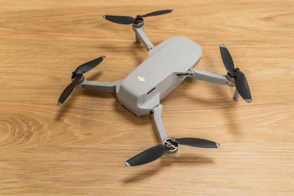 rozłożony dron mavic mini