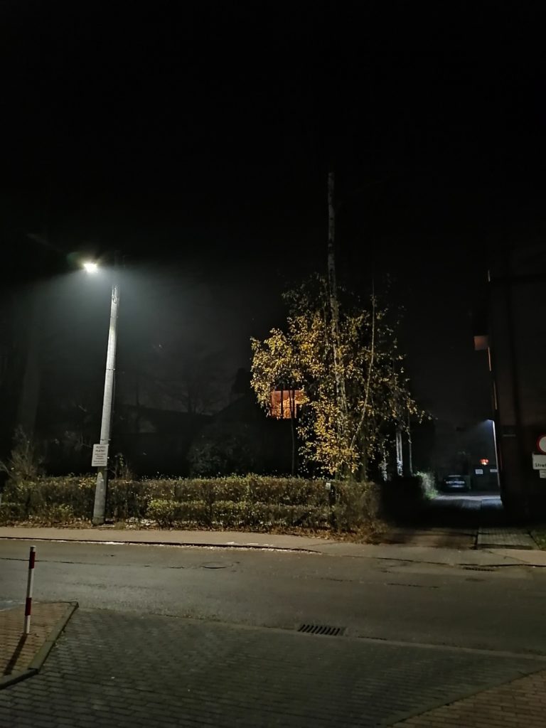 P Smart Pro zdjęcie ulicy w nocy