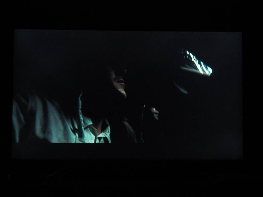 ciemna scena filmowa na ekranie telewizora sony 49xg8396