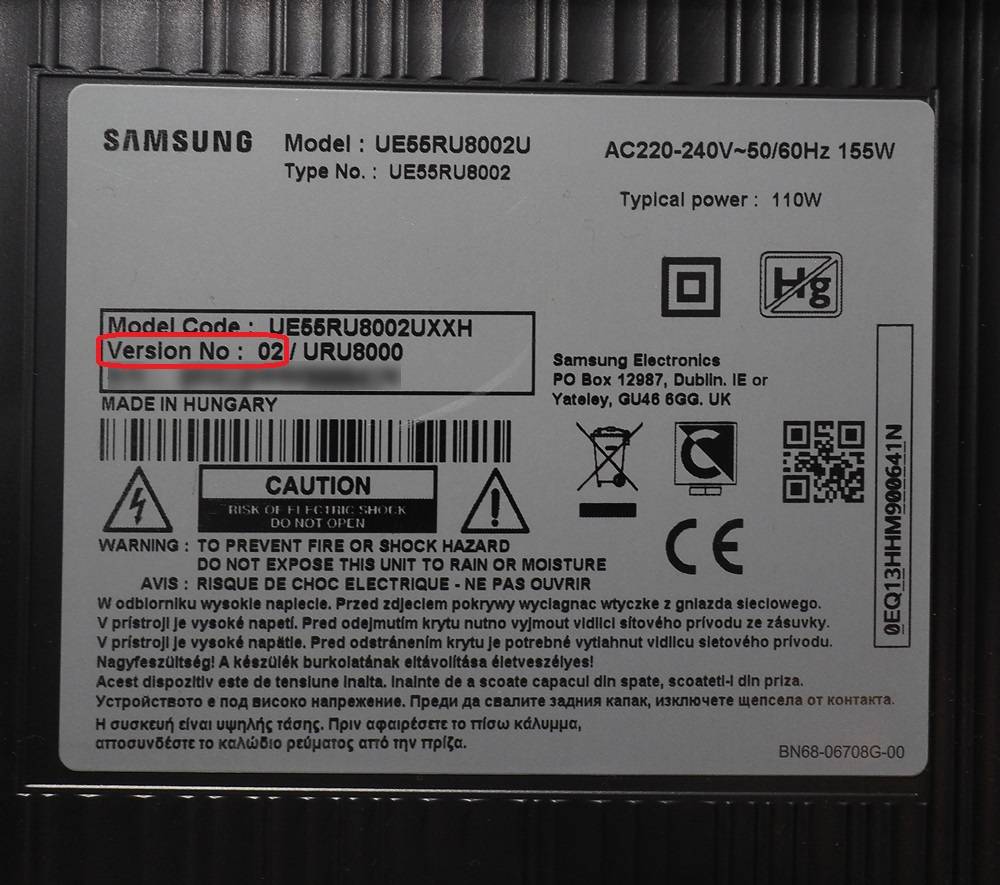 zdjęcie przedstawia plakietkę, na której widnieją informacje o wersji modelu telewizora Samsung 55ru8002