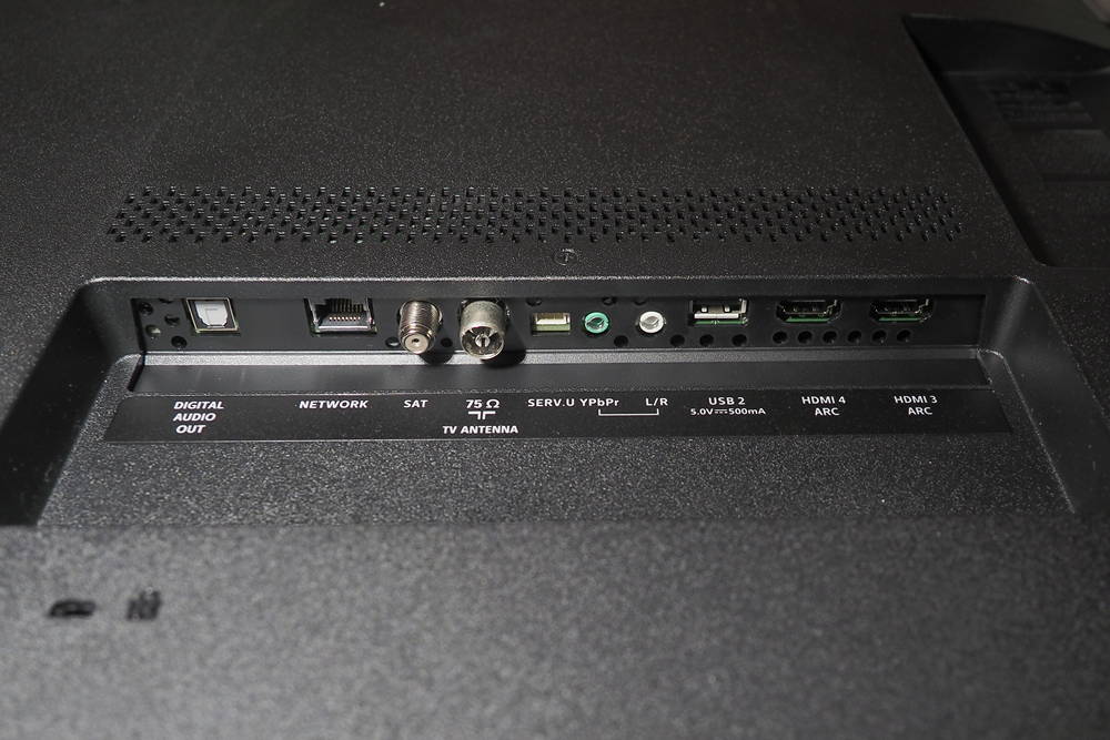 zdjęcie przedstawiające złącza i interfejsy telewizora Philips 50PUS8804
