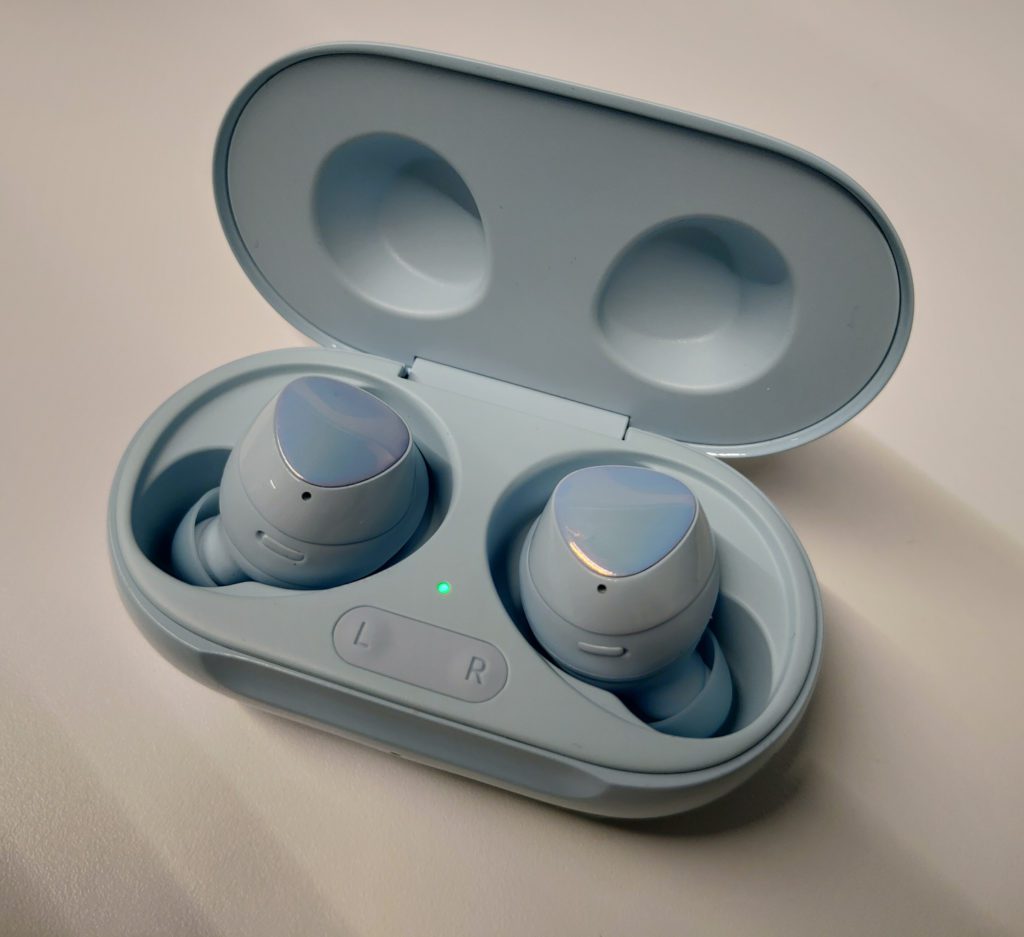 Samsung Buds+ słuchawki i case z bliska