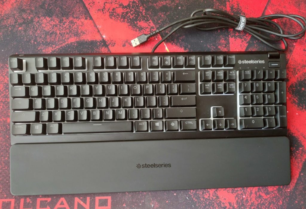 SteelSeries Apex 3 góra klawiatury wraz z podpórką pod nadgarstki