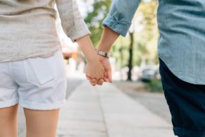 Chłop i baba trzymają się za ręce