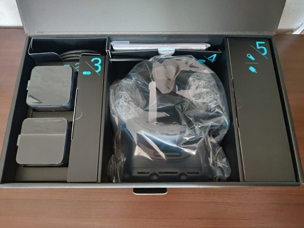 HTC VIVE Cosmos Elite upakowanie elementów w pudełku
