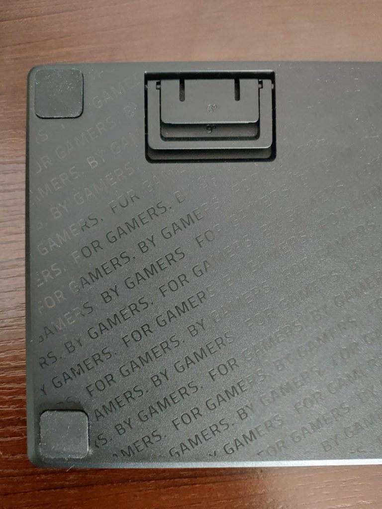 Razer Huntsman Tournament Edition spód urządzenia grawer