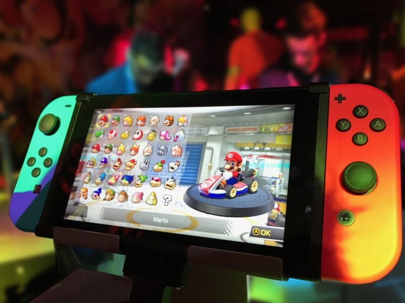 Kiedy większa część społeczeństwa stoi w kolejce po artykuły pierwszej potrzeby, cała reszta wykupuje Nintendo Switch