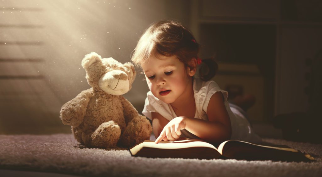 dziewczynka czyta książkę