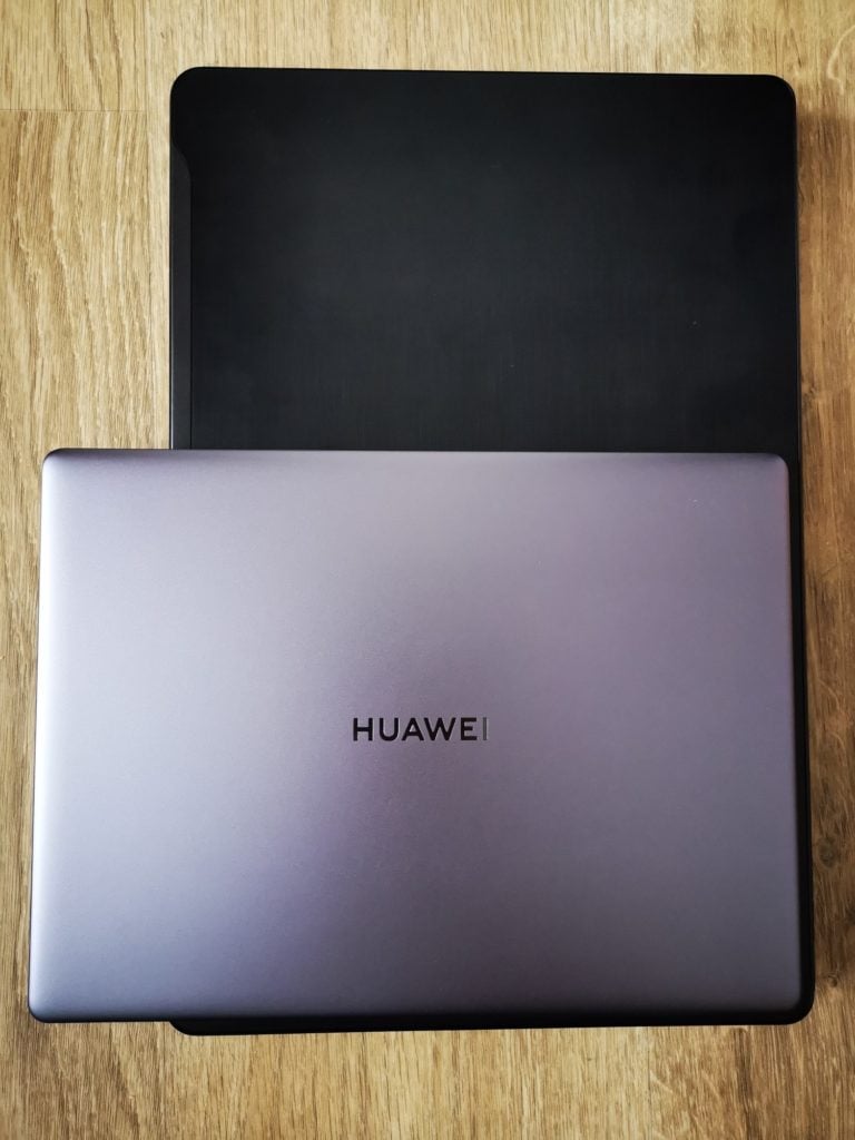 Huawei MateBook 13 porównanie wielkości z laptopem 15,6 cala