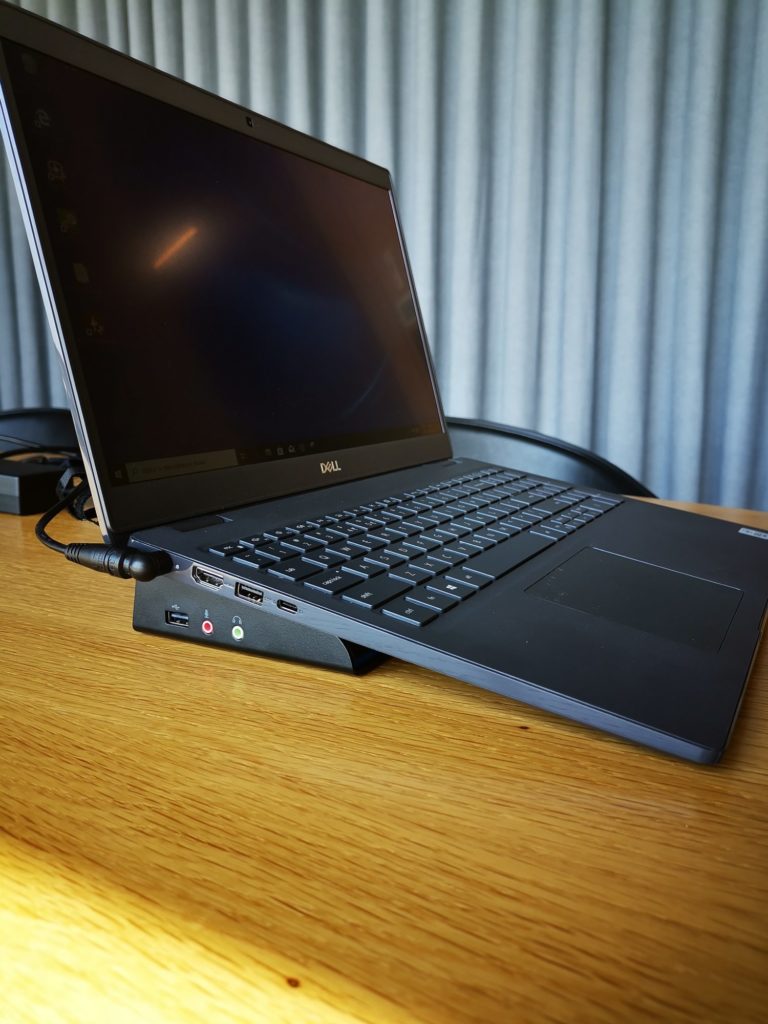 Laptop Dell na stacji dokującej