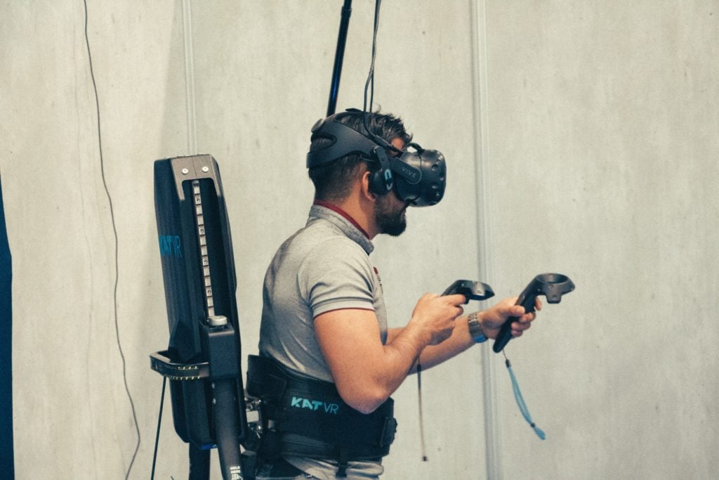 Mężczyzna w goglach VR