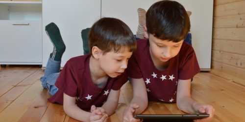 Jaką aplikację dla dziecka wybrać? Polecane gry na smartfon dla najmłodszych
