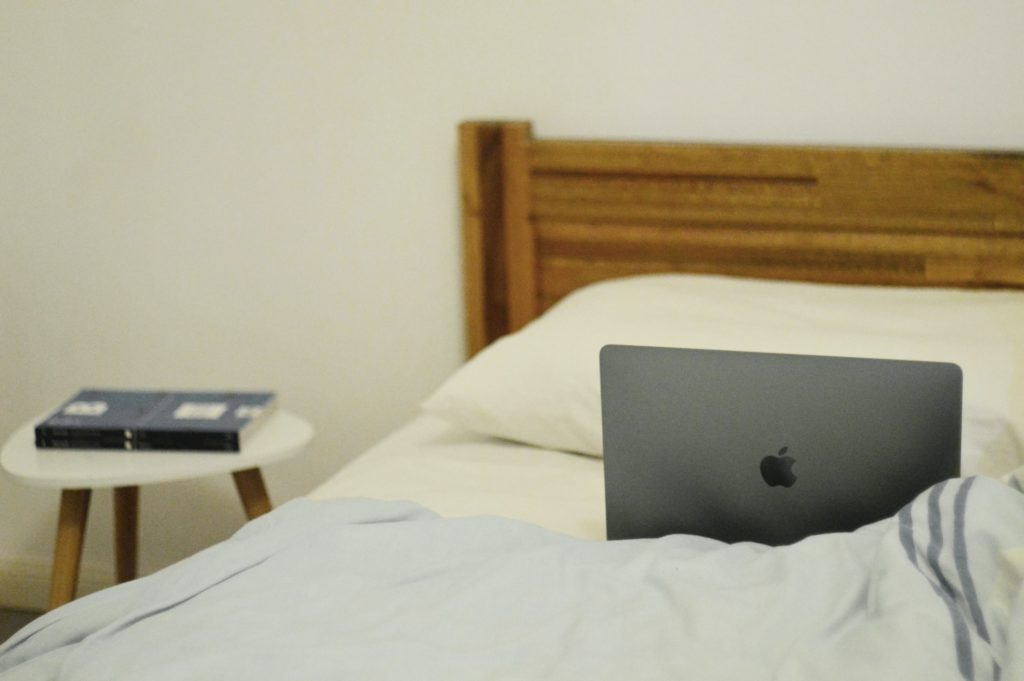 MacBook na łóżku
