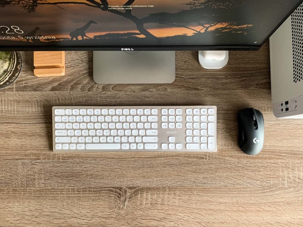 klawiatura x-kom przy komputerze