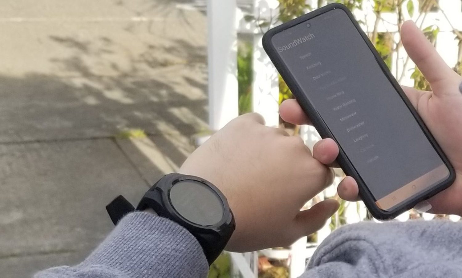smartwatch i smartfon w ręce
