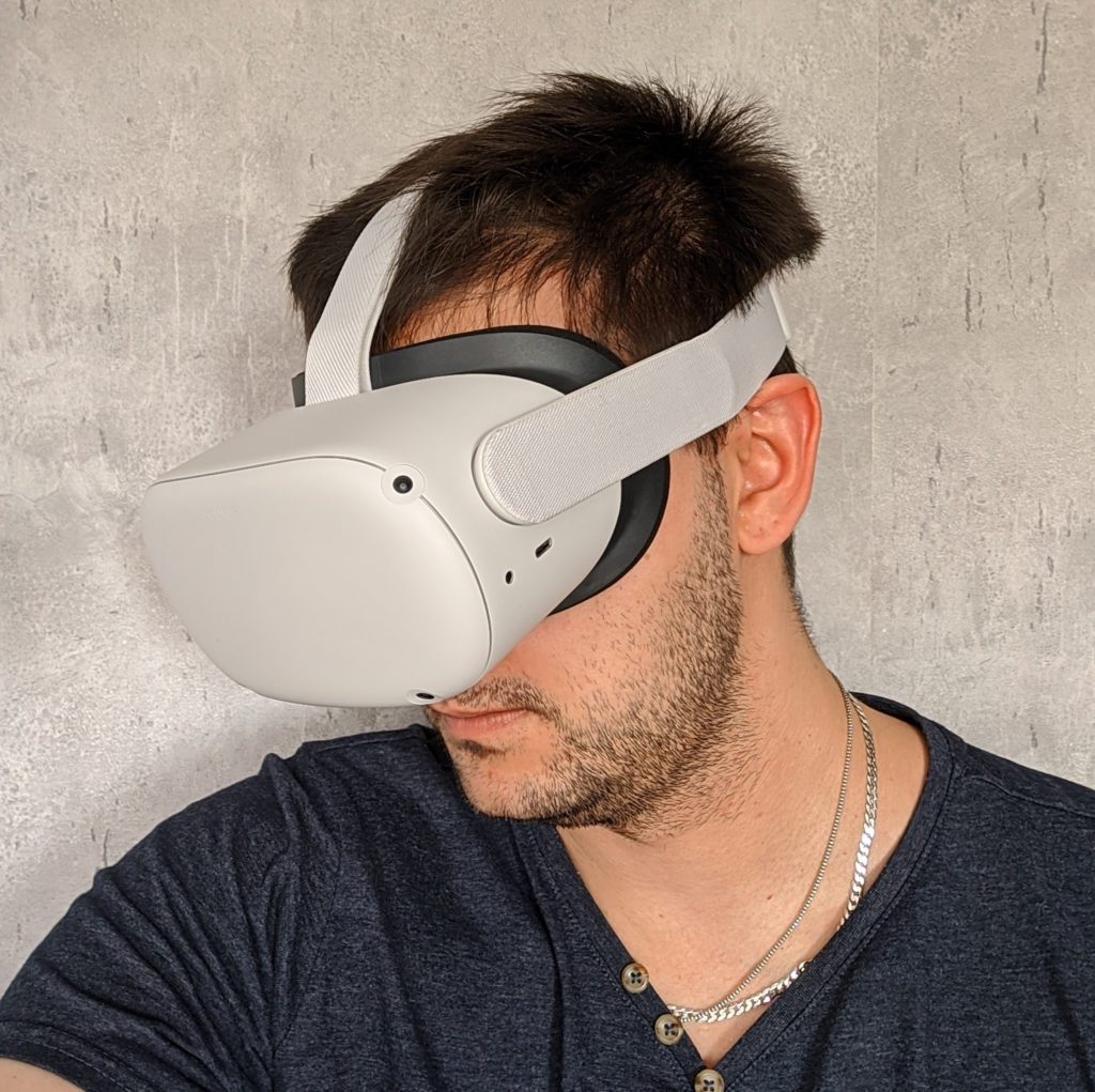 Oculus Quest 2 okulary założone na głowie