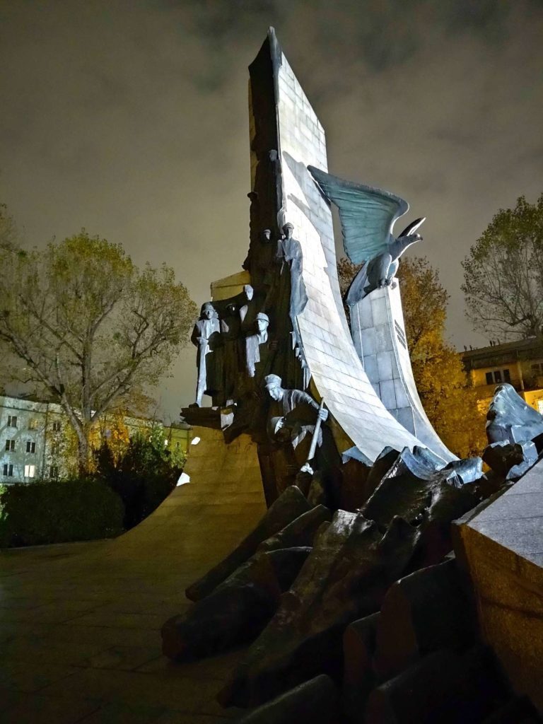 Motorola Razr 5G zdjęcie nocne pomnika