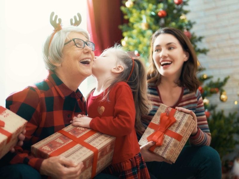 Jaki prezent dla rodziców i dziadków na święta? Czym obdarować seniorów?