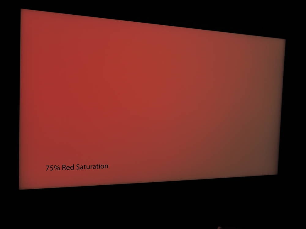 nasycenie barw widzianych pod kątem na ekranie samsunga 50q65t widziane na przykładzie czerwonej planszy