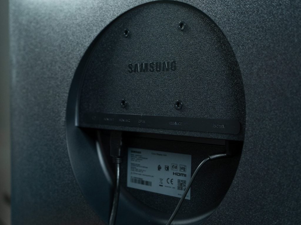 Samsung U28R550UQU tylny chwyt VESA
