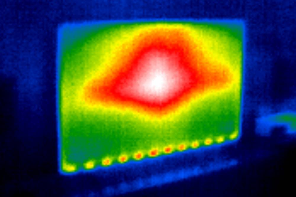 obraz z termogramu, ciepły obszar widać w centrum ekranu telewizora 50p610