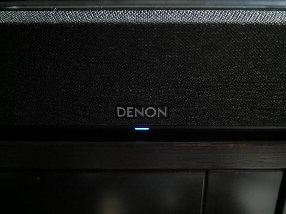 zbliżenie na napis Denon na Denonie Home Sound Bar 550