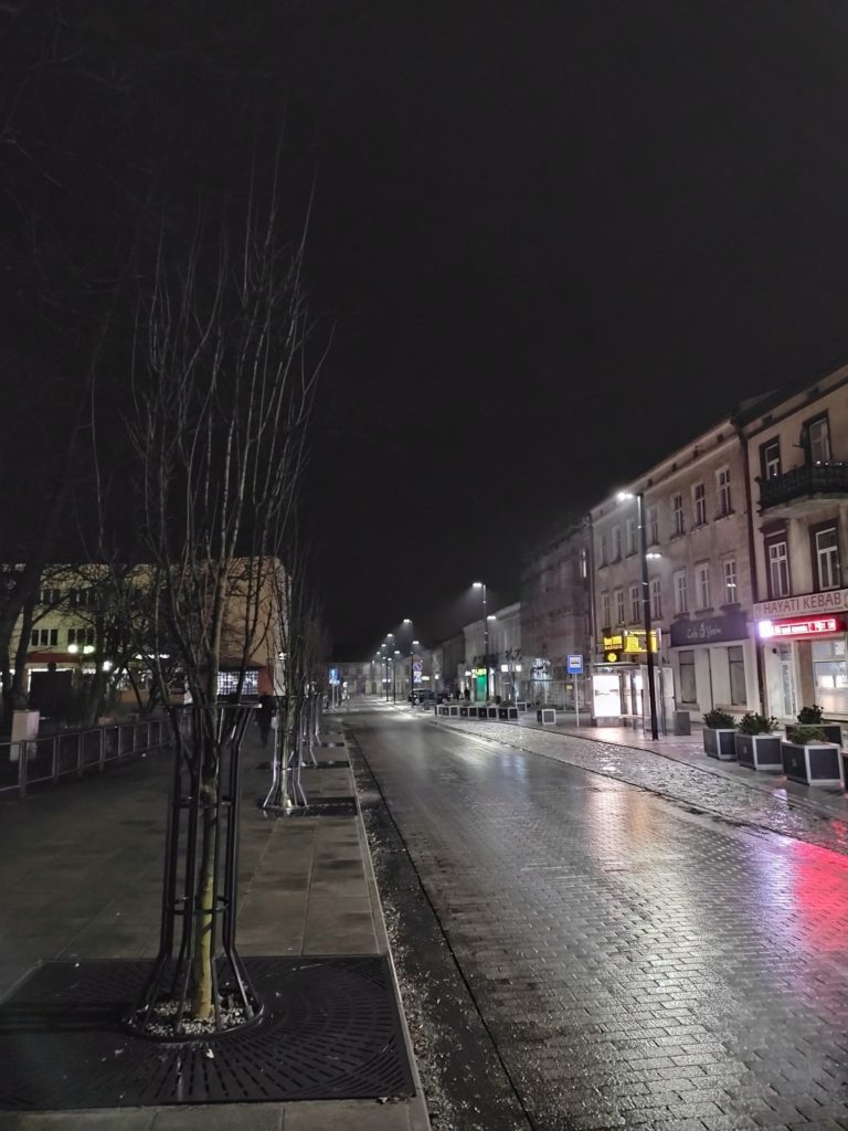 Motorola Moto G10 tryb nocny ulica w Radomsku