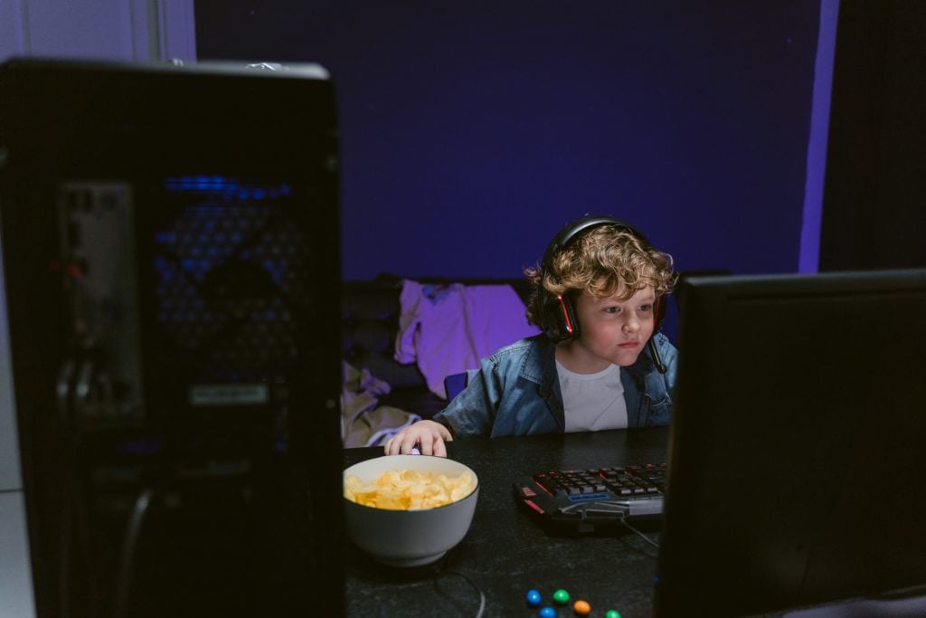 Ребенок играет на компьютере