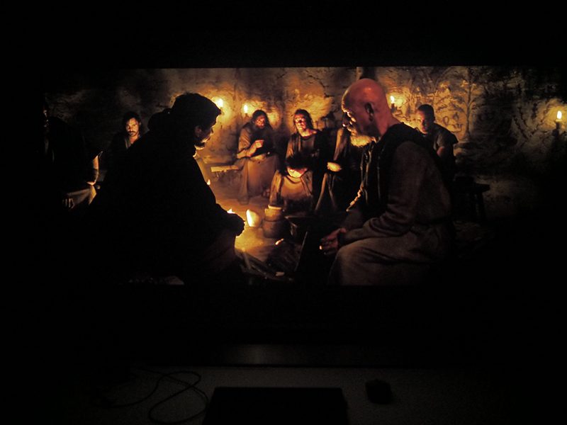 ciemny kadr z filmu exodus na ekranie xiaomi mi q1 tv 75