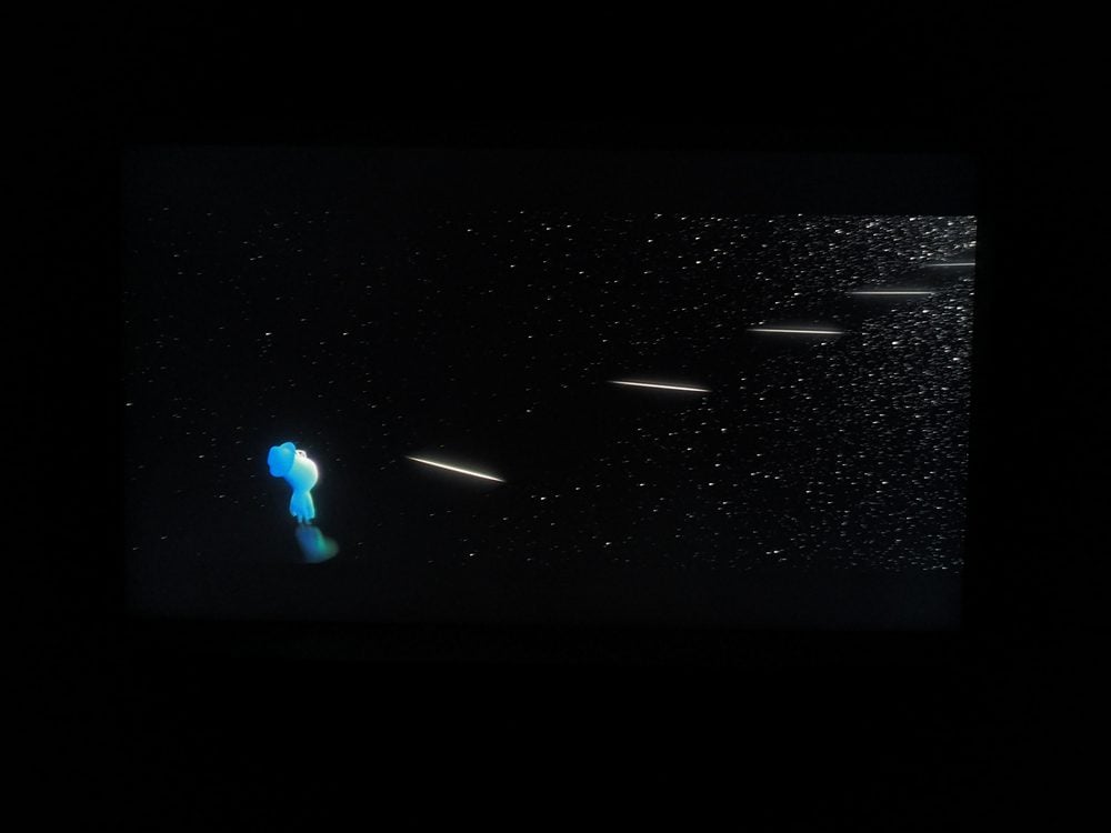 ciemny kadr z filmu animowanego soul na ekranie samsunga qe49ls01t