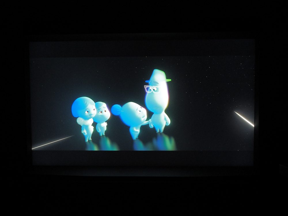 ciemny kadr z filmu animowanego soul na ekranie samsunga qe49ls01t