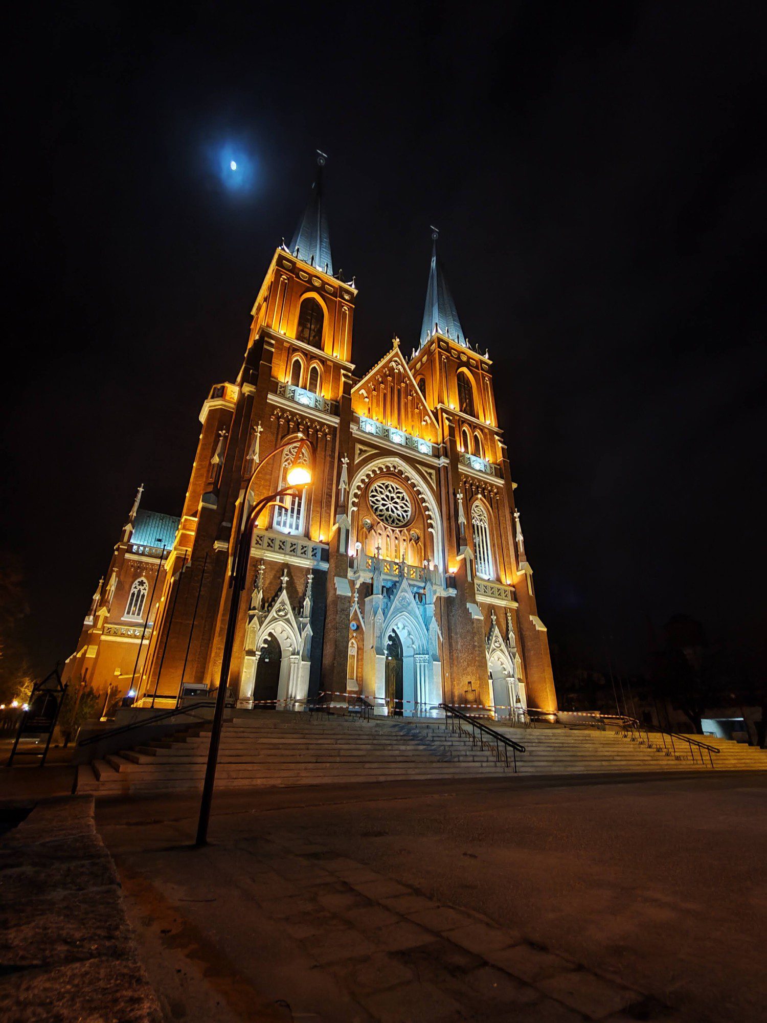 katedra w ultra night szeroki kąt