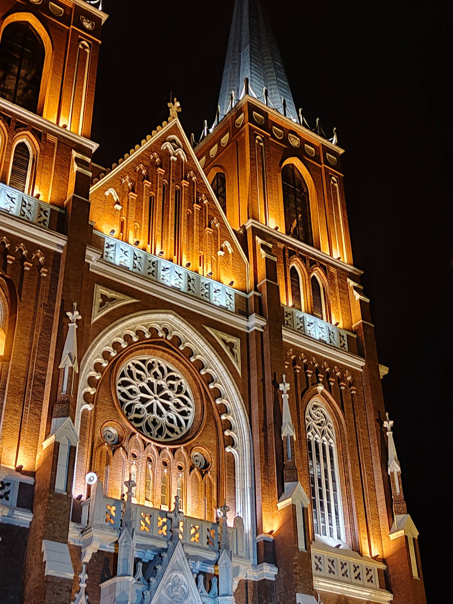 katedra w ultra night z zoomem x2