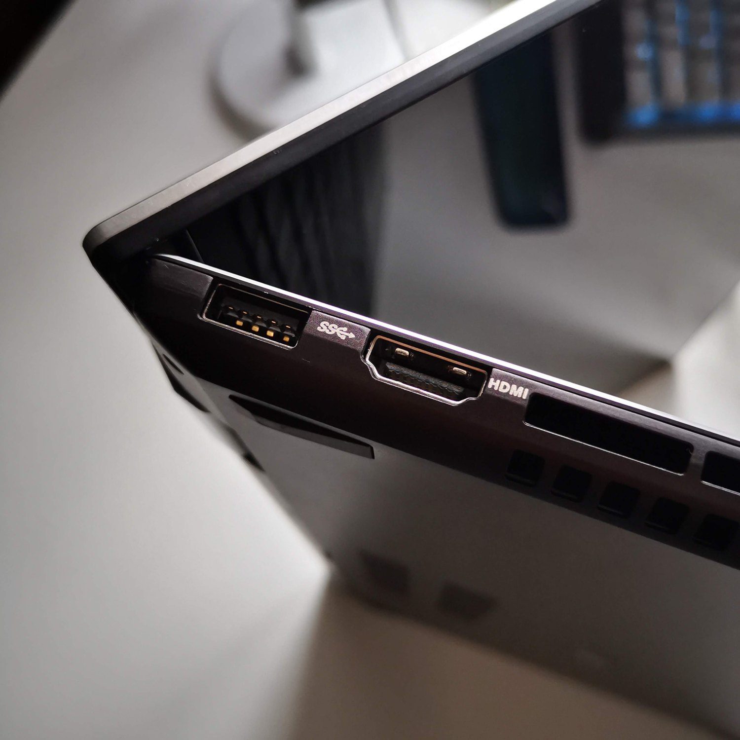 ASUS ZenBook Flip 16 UX564P USB i HDMI