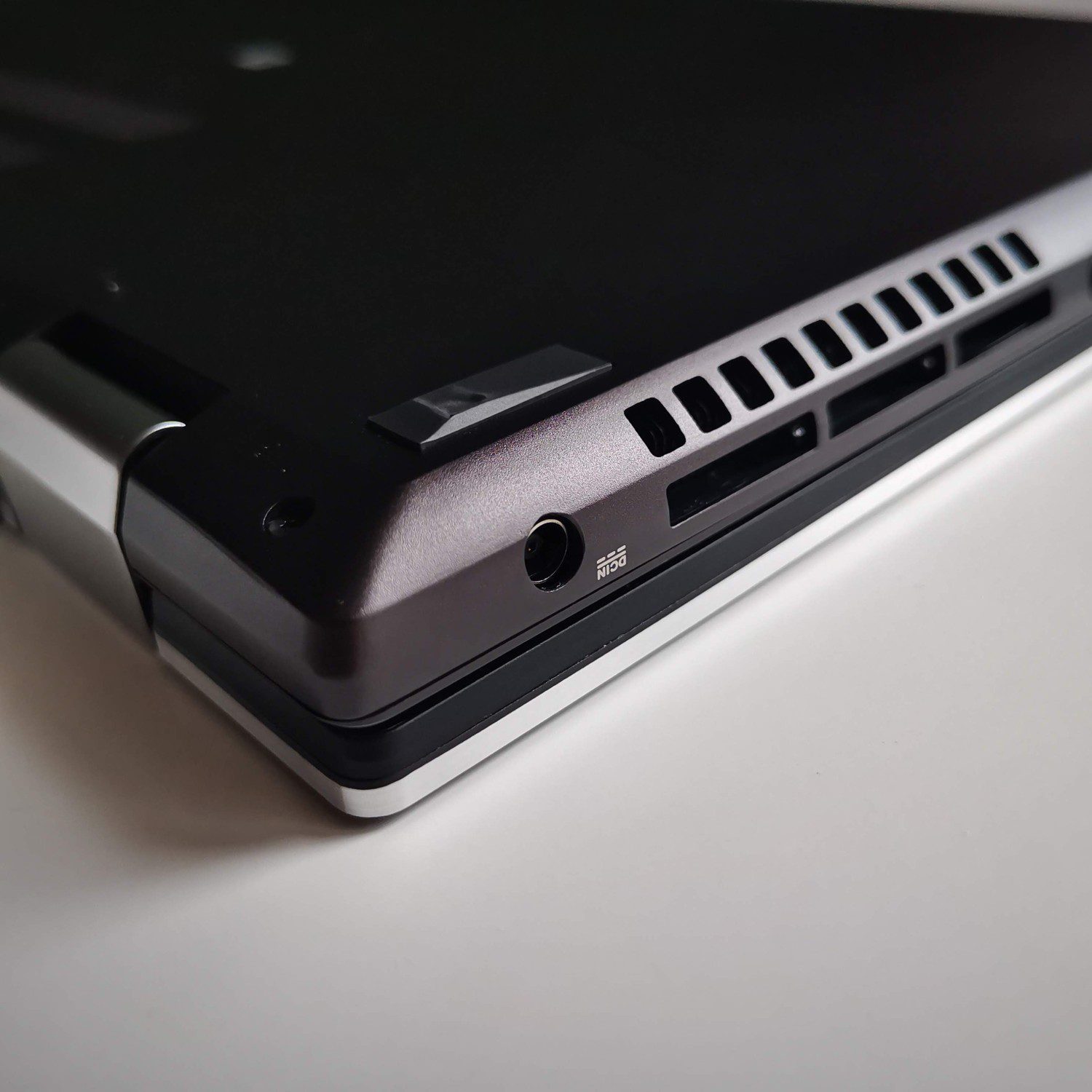 ASUS ZenBook Flip 16 UX564P złącza