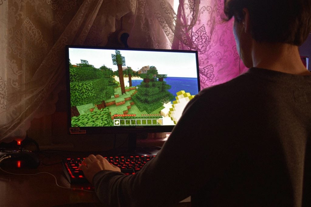 Chłopak gra w Minecrafta